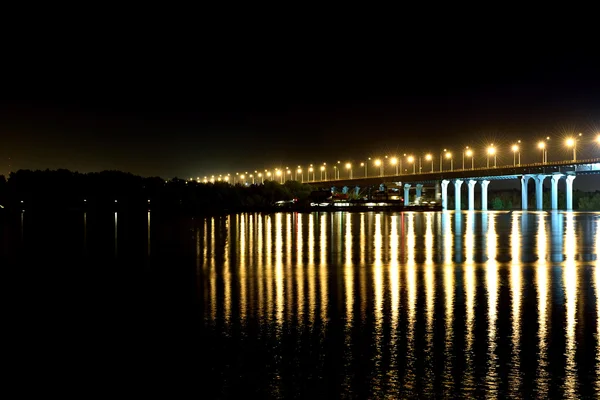 Most s červeným obloukem v noční světlo — Stock fotografie