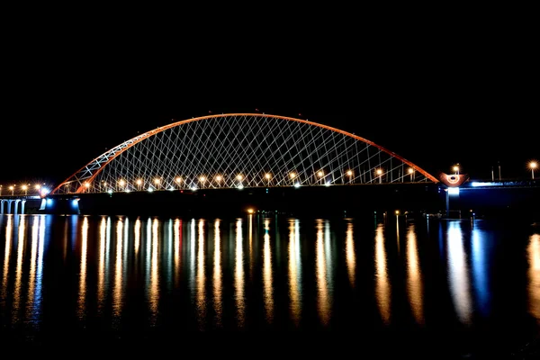 Brug met rode boog in nachtlampje — Stockfoto