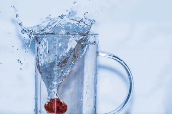 Выплескивание воды из стакана — стоковое фото