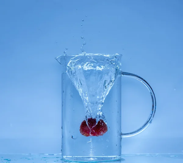 Voda stříkající ze sklenice — Stock fotografie