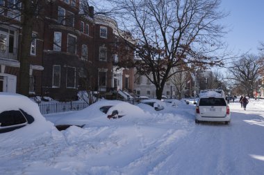 Evler ve sokaklar kar kaplı 