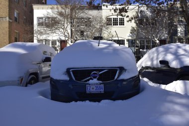 Arabalar ve sokaklar kar kaplı 