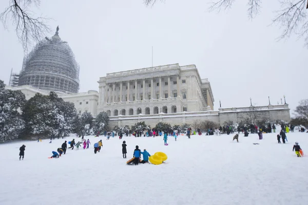 Skating with a snow slide near Capitol — Stock Photo, Image
