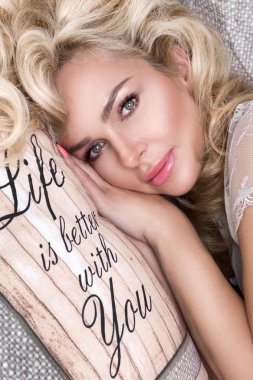 Portre güzel güzel yüzü ve harika gözleri, yalan, sarışın kadınla yatakta uyur.