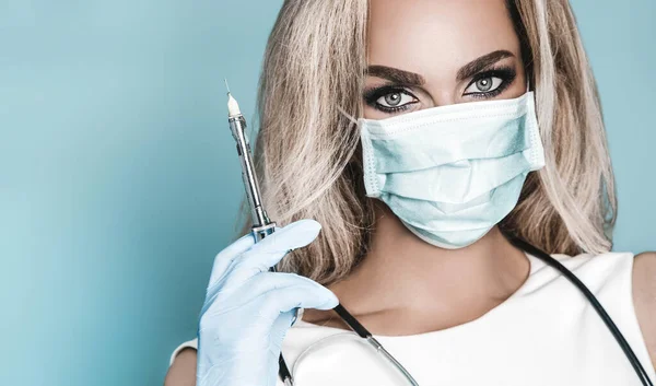 코로나 바이러스 의료용 마스크가 간호사는 고성능 백신을 보유하고 바이러스를 — 스톡 사진