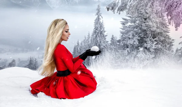 圣诞快乐 美丽的金发女人 穿着红色衣服 头戴圣诞礼帽 背景是山雪交加 性感的女孩圣诞节 圣诞节的概念 — 图库照片