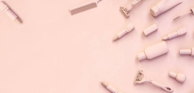 Kadın güzelliği ve sağlık konsepti. Pembe pastel arka plana yerleştirilmiş çeşitli tıraş ve güzellik aksesuarları.