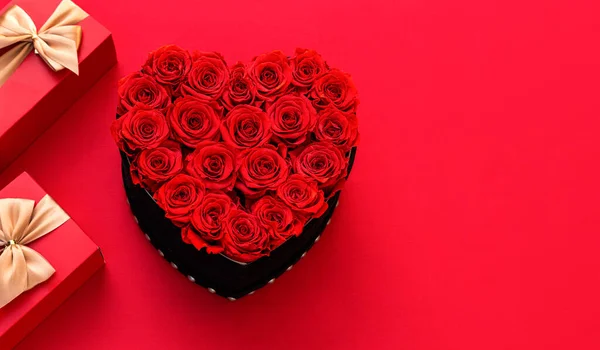 Του Αγίου Βαλεντίνου Κόκκινη Καρδιά Φτιαγμένη Από Τριαντάφυλλα Κόκκινο Φόντο — Φωτογραφία Αρχείου