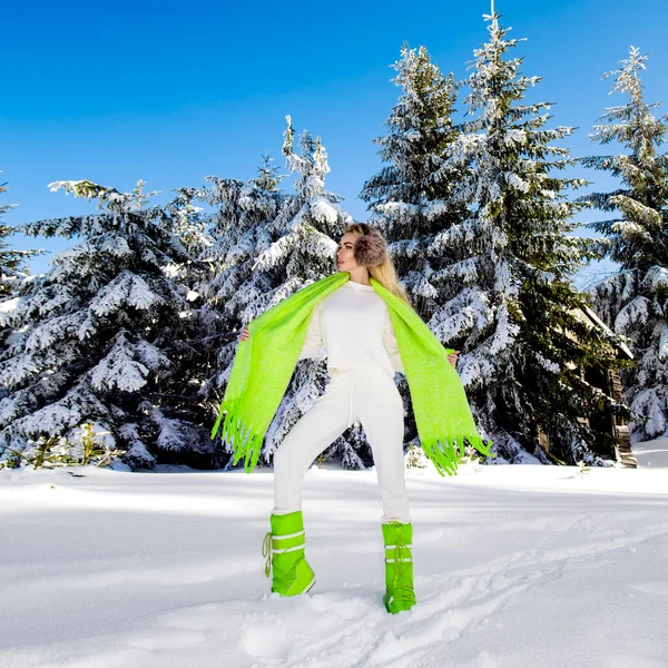 Retrato Invierno Mujer Joven Modelo Moda Invierno Con Traje Esquí — Foto de Stock