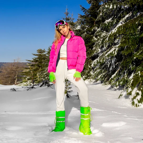 Zimowy Portret Młodej Kobiety Modelka Zimowa Kombinezonie Narciarskim Goglach Atrakcyjna — Zdjęcie stockowe