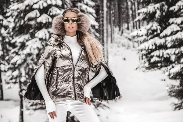 Retrato Invierno Mujer Joven Modelo Moda Invierno Con Atuendo Invierno — Foto de Stock