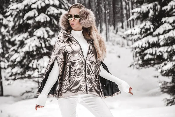 Ung Kvinna Vinterporträtt Vintermodell Med Vita Vinterkläder Och Solglasögon Attraktiv — Stockfoto