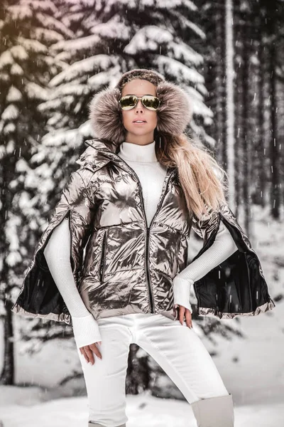 Ung Kvinna Vinterporträtt Vintermodell Med Vita Vinterkläder Och Solglasögon Attraktiv — Stockfoto