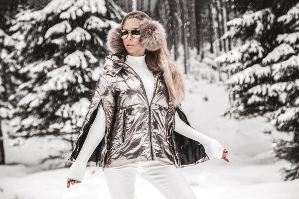 Retrato Invierno Mujer Joven Modelo Moda Invierno Con Atuendo Invierno —  Fotos de Stock