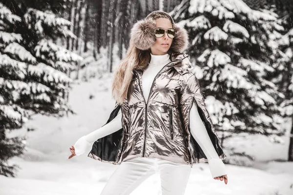 Молодая Женщина Зимний Портрет Зимняя Модная Модель Белым Зимним Нарядом — стоковое фото