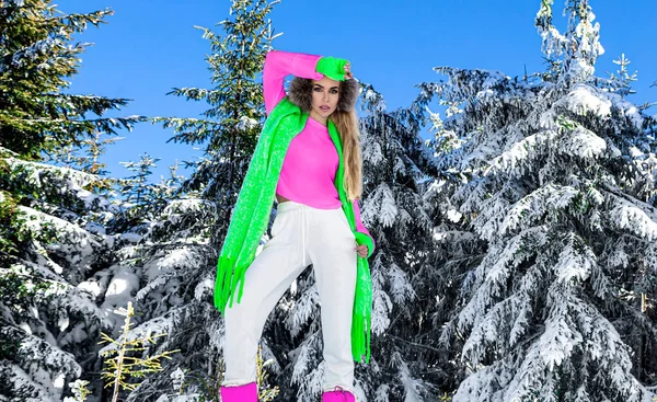 若い女性の冬の肖像画 スキースーツとゴーグルと冬のファッションモデル 冬の屋外で魅力的な若い女性 魔法の冬の日の白い雪 — ストック写真