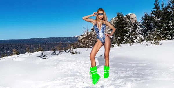 Sexy Chica Bikini Plateado Posando Invierno Una Estación Esquí Modelo — Foto de Stock