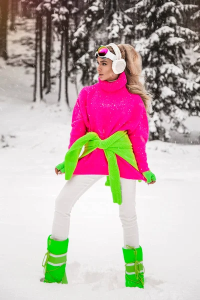 Retrato Invierno Mujer Joven Modelo Moda Invierno Con Traje Esquí — Foto de Stock