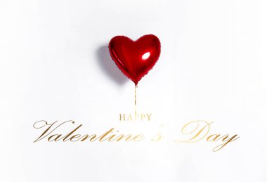 Hava Balonları seti. Beyaz arka planda izole edilmiş kırmızı renkli folyo balonları. Sevgi. Tatil kutlaması. Sevgililer Günü partisi dekorasyonu. Metalik kırmızı Kalp hava balonları