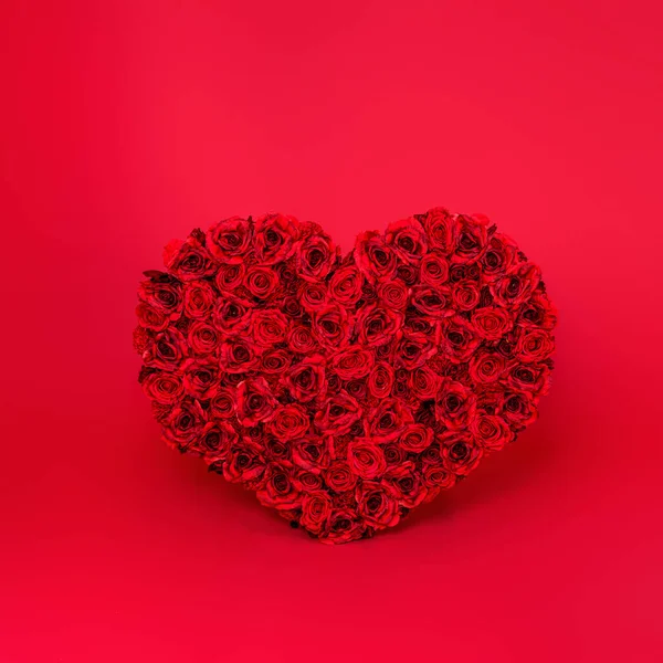 Coração Dia Dos Namorados Feito Rosas Vermelhas Isoladas Fundo Vermelho — Fotografia de Stock