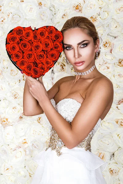 Valentijn Mooi Meisje Met Rood Hart Geïsoleerd Bloemen Achtergrond Mooie — Stockfoto