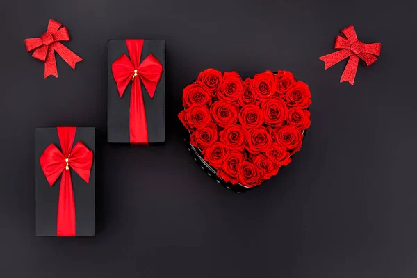 Corazón San Valentín Hecho Rosas Rojas Aislado Sobre Fondo Negro — Foto de Stock