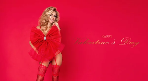 Valentijn Sexy Meisje Met Rode Strik Geïsoleerd Rode Achtergrond Mooi — Stockfoto