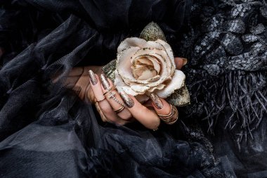 Güzel altın manikür tırnakları. Manikür ve çivi konsepti. Moda tırnaklar.