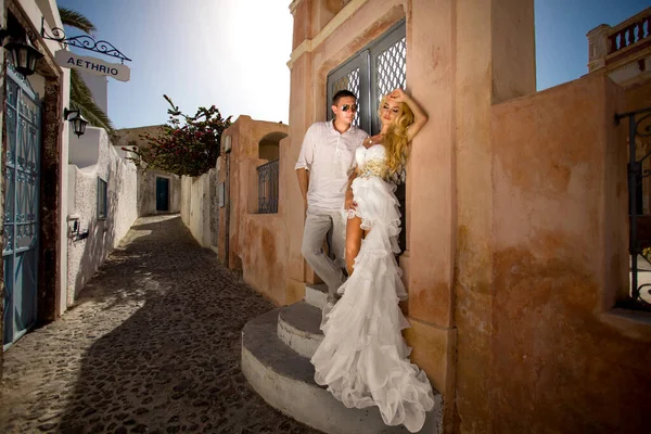 Santorini, Yunanistan 'ın en romantik adasında genç çift balayı