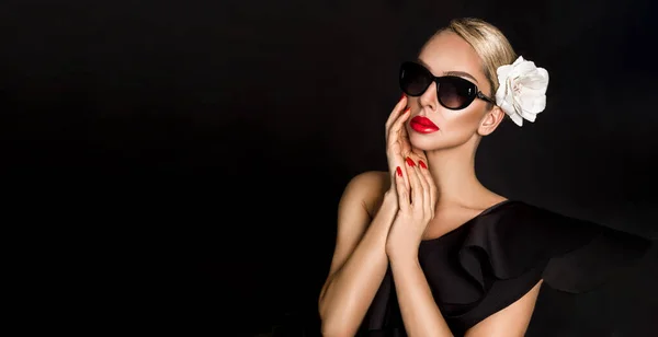 メイクファッション スタジオで黒を背景に完璧なメイク サングラスや赤い唇や爪を持つ美しいエレガントな女性の肖像画 美容メイクと爪 コンセプト パリの表情 — ストック写真