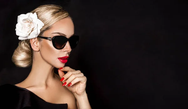 Sunglasses Fashion Portrait Beautiful Elegant Woman Fashionable Sunglasses Perfect Makeup — Stock Photo, Image