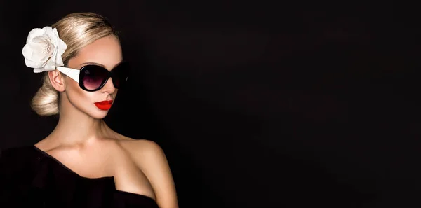 선글라스 스타일이야 과붉은 배경의 손톱을 선글라스를 아름다운 여성의 초상화 — 스톡 사진