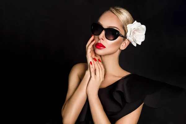 선글라스 스타일이야 과붉은 배경의 손톱을 선글라스를 아름다운 여성의 초상화 — 스톡 사진