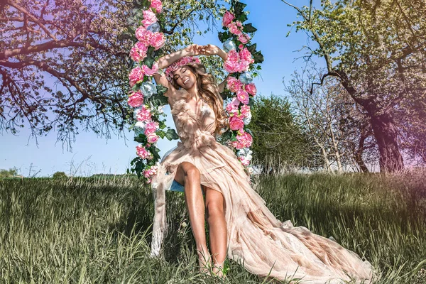 Mode Musim Semi Kecantikan Pirang Yang Menarik Pada Ayunan Bunga — Stok Foto