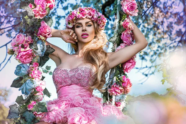 Moda Primavera Beleza Loira Atraente Balanço Flores Conceito Primavera Mulher — Fotografia de Stock