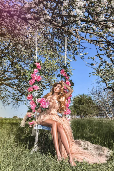 Moda Primavera Atractiva Belleza Rubia Columpio Flores Concepto Primavera Hermosa — Foto de Stock