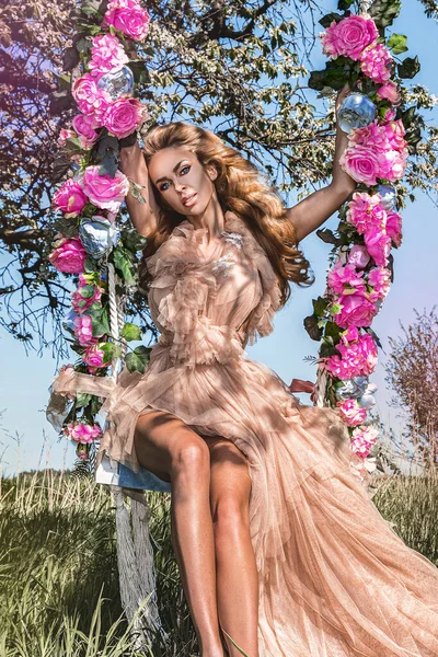 Moda Primavera Atractiva Belleza Rubia Columpio Flores Concepto Primavera Hermosa — Foto de Stock