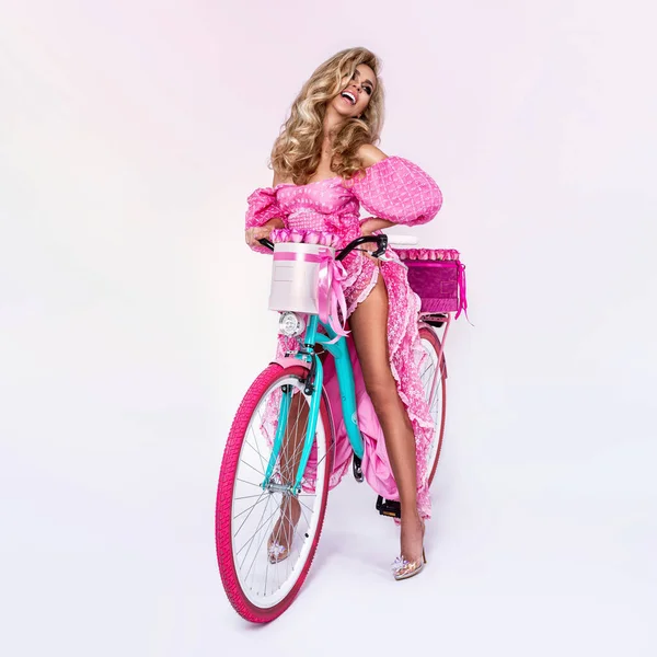 Σέξι Ξανθό Μοντέλο Καταπληκτικό Φόρεμα Πολύχρωμο Ποδήλατο Διακοσμημένο Λουλούδια Ανοιξιάτικη — Φωτογραφία Αρχείου