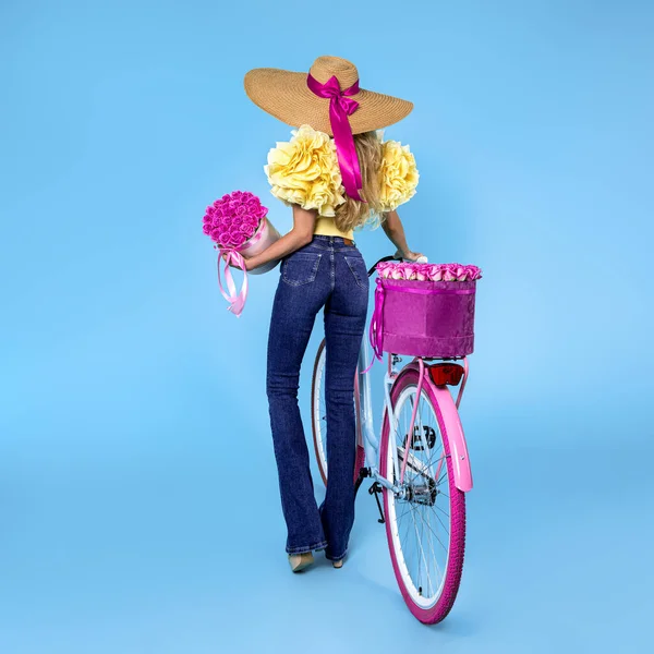 Attraktive Blonde Schönheit Auf Buntem Fahrrad Geschmückt Mit Blumen Frühlingskonzept — Stockfoto