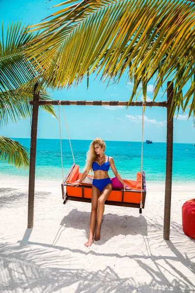 马尔代夫热带沙滩上性感晒黑的比基尼模特 穿着泳衣的漂亮女孩在天堂荡秋千 完美的比基尼身材 金发碧眼的长发和令人赞叹的马尔代夫风景 Bikini模型 — 图库照片