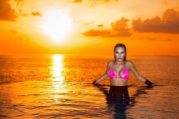 Bella Sexy Abbronzata Modello Bikini Donna Sulle Maldive Tramonto Giovane — Foto Stock