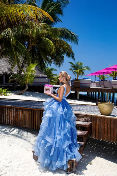 夏季时尚 优雅的时尚模特 时尚迷人的金发女模特穿着优雅的长裙在马尔代夫海滩上举行婚礼 旅行模式 马尔代夫的新娘 — 图库照片