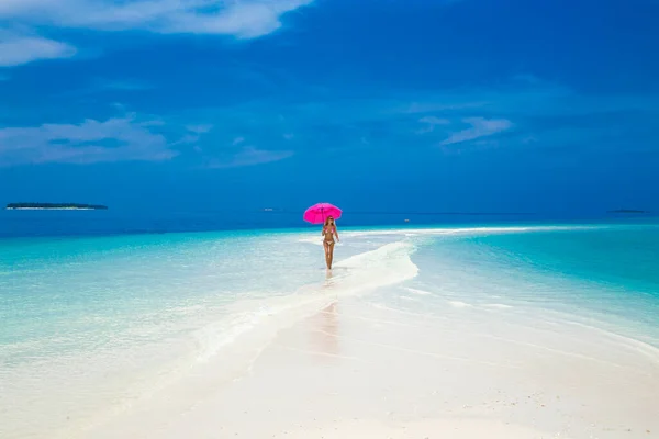 Beautiful Sexy Tanned Woman Bikini Model Pink Umbrella Maldives Island — Stock Photo, Image