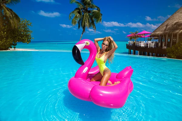 Schöne Sexy Gebräunte Frau Bikini Modell Auf Rosa Flamingo Pool — Stockfoto