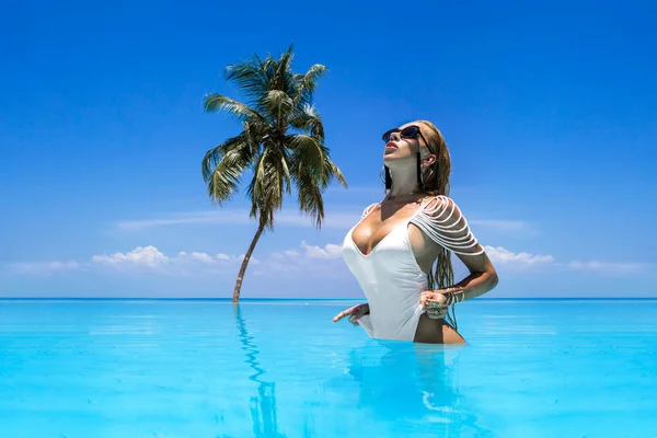 Elegant Sexy Woman White Bikini Sun Tanned Slim Shapely Body — Stock Photo, Image