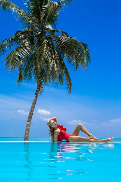 Elegant Sexy Woman Red Bikini Sun Tanned Slim Shapely Body — Stock Photo, Image