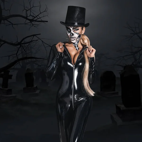 Cadılar Bayramı 'nda kadın model. Silindir şapkalı ve kafatası makyajlı seksi kadın. Cadılar Bayramı kostüm.