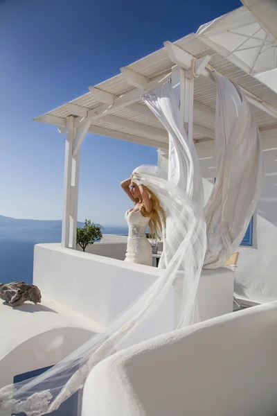 Mooie bruid in een trouwjurk in Griekenland met een lange sluier — Stockfoto