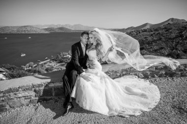 Yakışıklı adam güzel Yunan yatay olarak ilgili güzel kadın güzel genç Çift