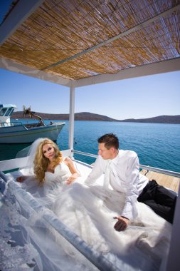 Yakışıklı adam güzel Yunan yatay olarak ilgili güzel kadın güzel genç Çift